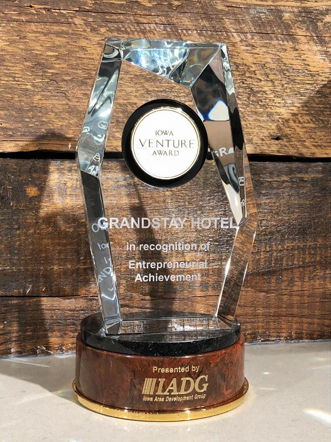 Grandstay Hotel & Suites Rock Valley Eksteriør bilde